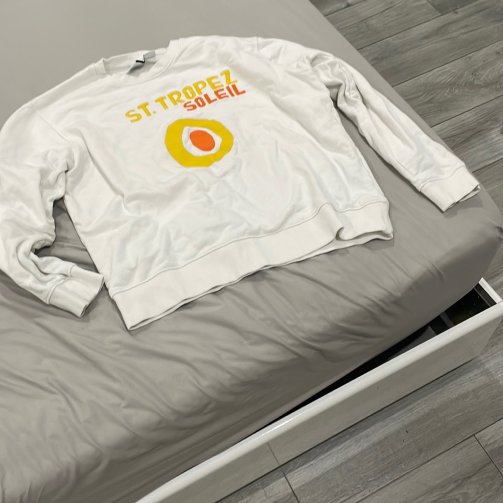 Zara Crewneck with graphic design